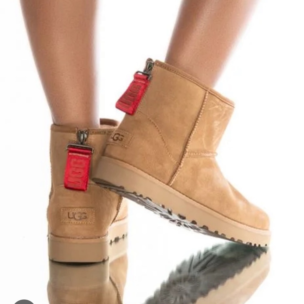 Ugg mini logo zip